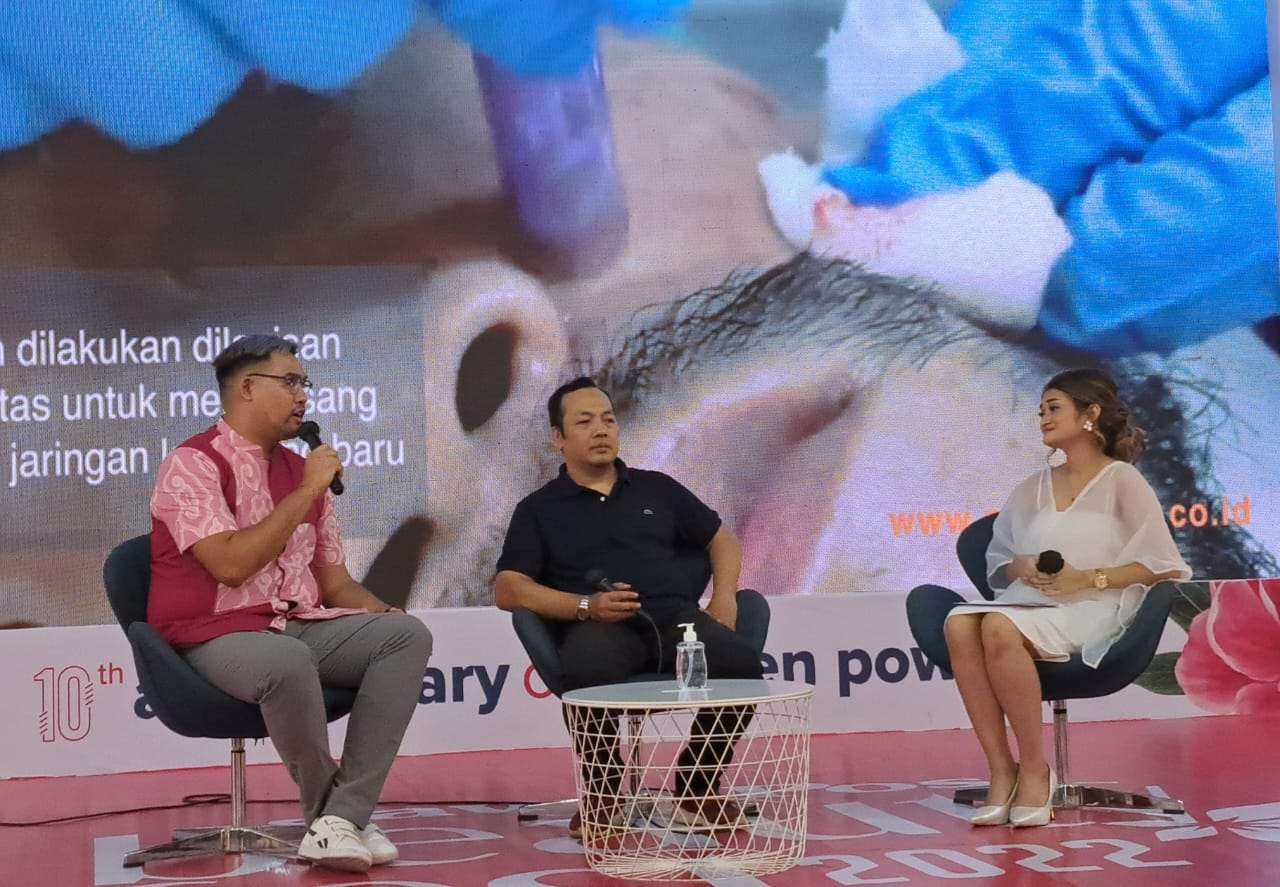 dr Bambang, spesialis Bedah Plastik NMW Clinic dalam talkshow "Beauty and Plastic Surgery". (Foto: Pita Sari/Ngopibareng.id)