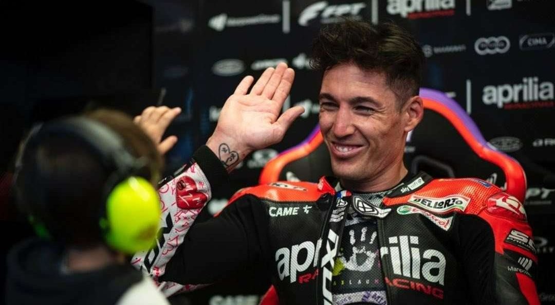 Aleix Espargaro melakukan kesalahan fatal di MotoGP Catalunya 2022. (Foto: Twitter/@AleixEspargaro)