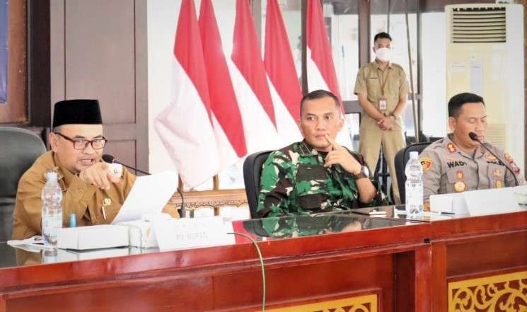 Plt Bupati Probolinggo, A. Timbul Prihanjoko (kiri) memimpin rapat koordinasi terkait penanggulangan Penyakit Mulut dan Kuku (PMK). (Foto: Ikhsan Mahmudi/Ngopibareng.id)