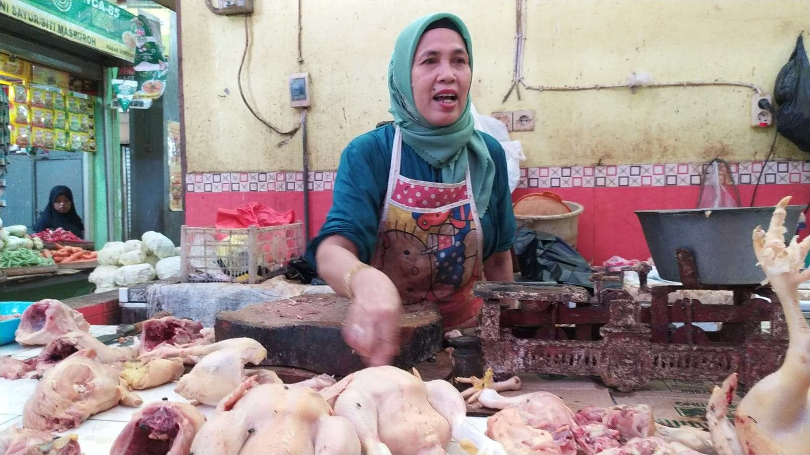 Pedagang daging ayam potong di Lamongan mengeluhkan harga yang terus merangkak naik. (Foto: Imron Rosidi/Ngooibareng.id)