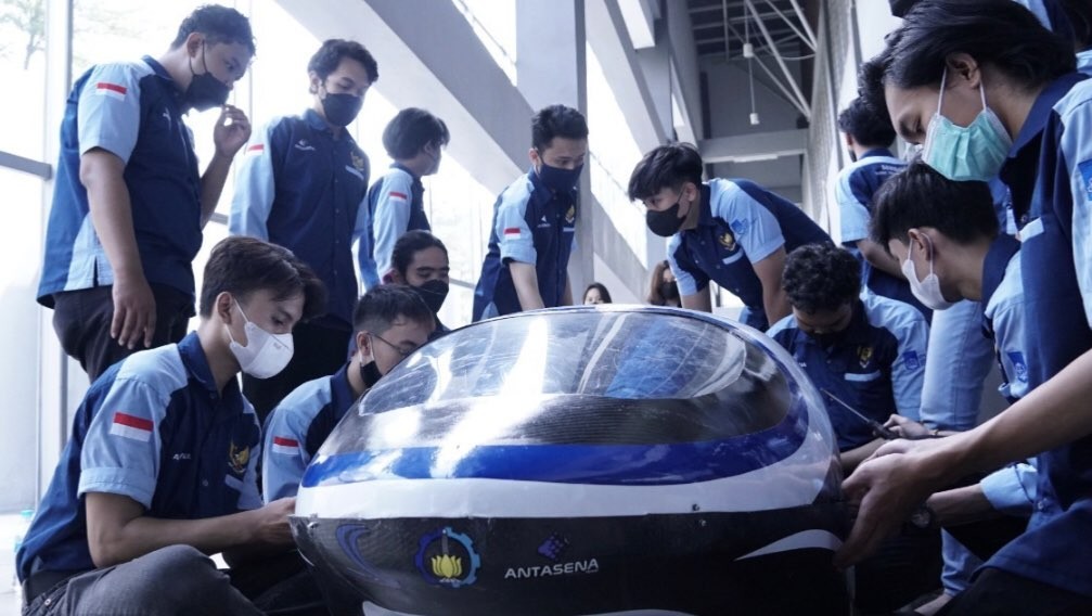 Tim Antasena ITS saat merakit mobil prototipe Antasena Alpha (Foto: Istimewa)