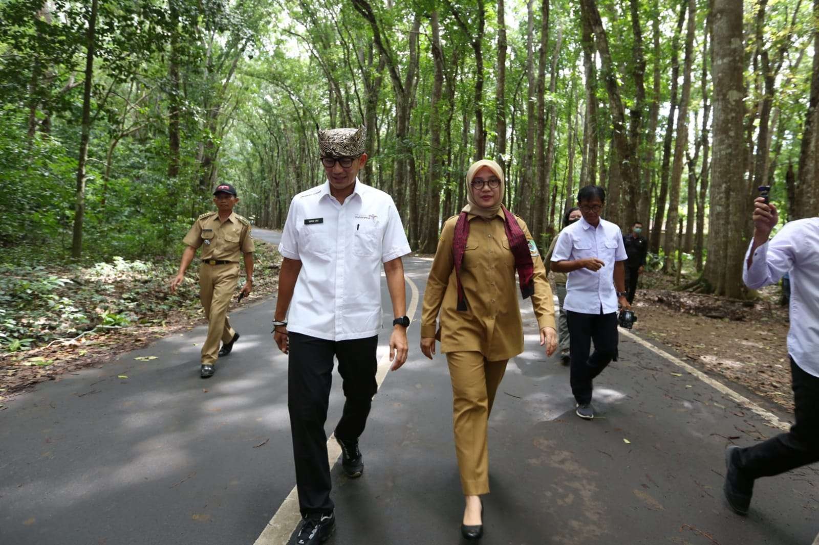 Bupati Banyuwangi Ipuk Fiestiandani mendampingi Menparekraf Sandiaga Uno (Sandi Uno) mengunjungi Pantai Plengkung. (Foto: Istimewa)