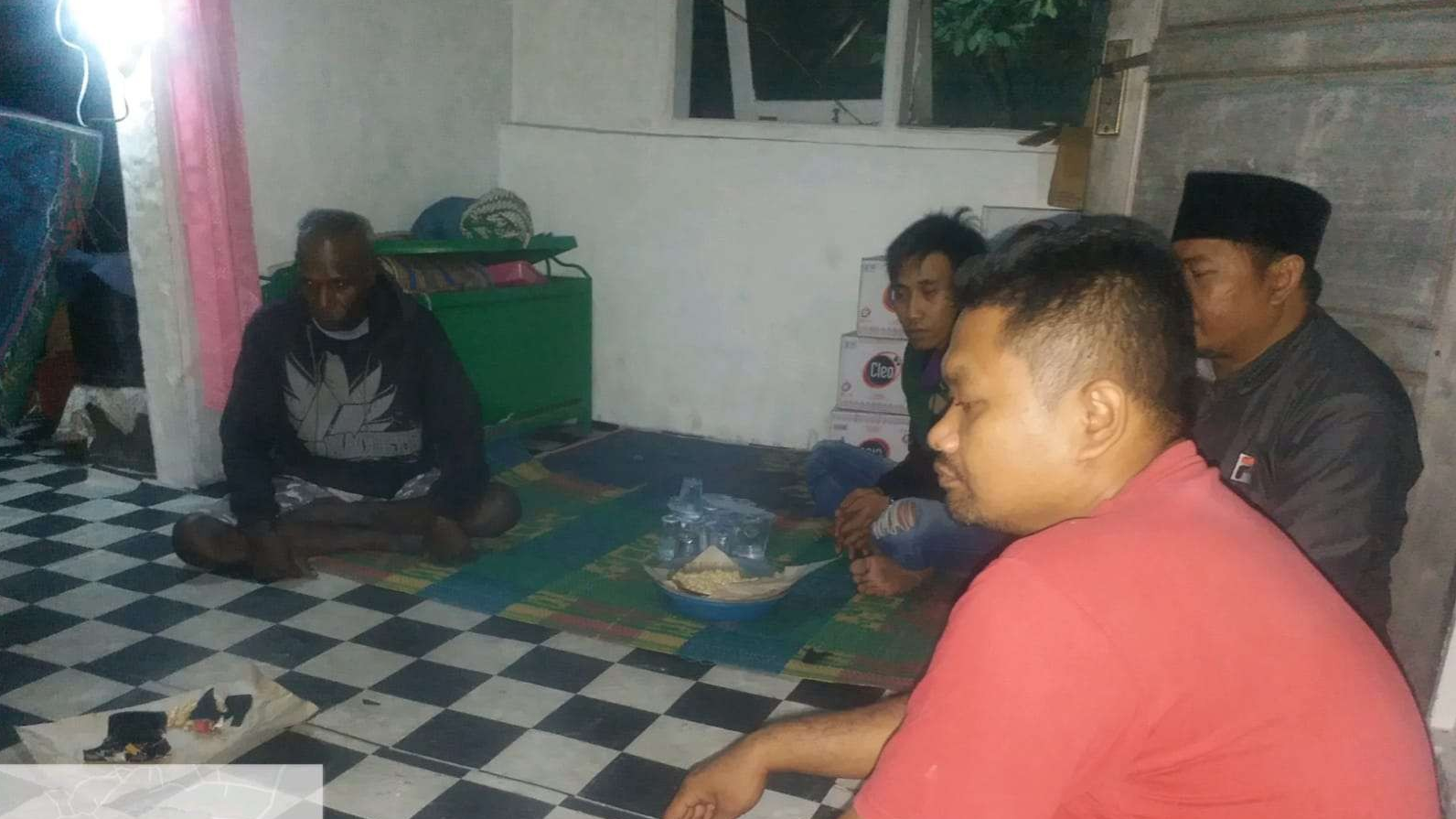 Kerabat di salah satu rumah korban tewas miras oplosan (istimewa)