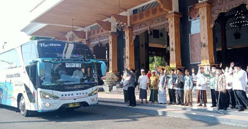 Sekda Tuban saat memberangkatkan rombongan CJH Kloter Kedua di Pendapa Kridha Manunggal Tuban (Khoirul Huda/Ngopibareng.id)