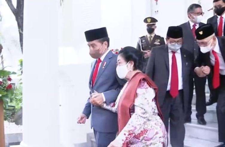 Presiden Jokowi bergandengan tangan dengan Megawati saat Mega akan tinggalkan Istana Negara (Foto: Setpres)