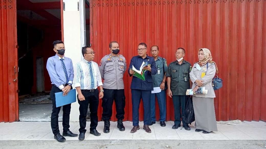 Panitera PN Tuban membacakan isi permohonan pengosongan ruko dua lantai. (Foto: Khoirul Huda/Ngopibareng.id)