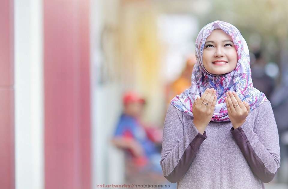 Seorang Muslimah berdoa dengan mengangkat tangan. (Foto: Istimewa)