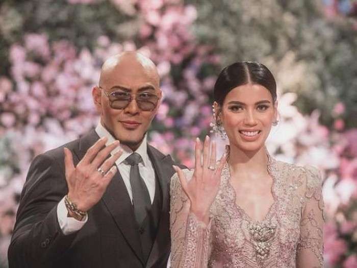 Pasangan suami istri Deddy Corbuzier dan Sabrina Chairunnisa. Pernikahan terkesan dadakan. (Foto: Instagram @sabrinachairunnisa_)