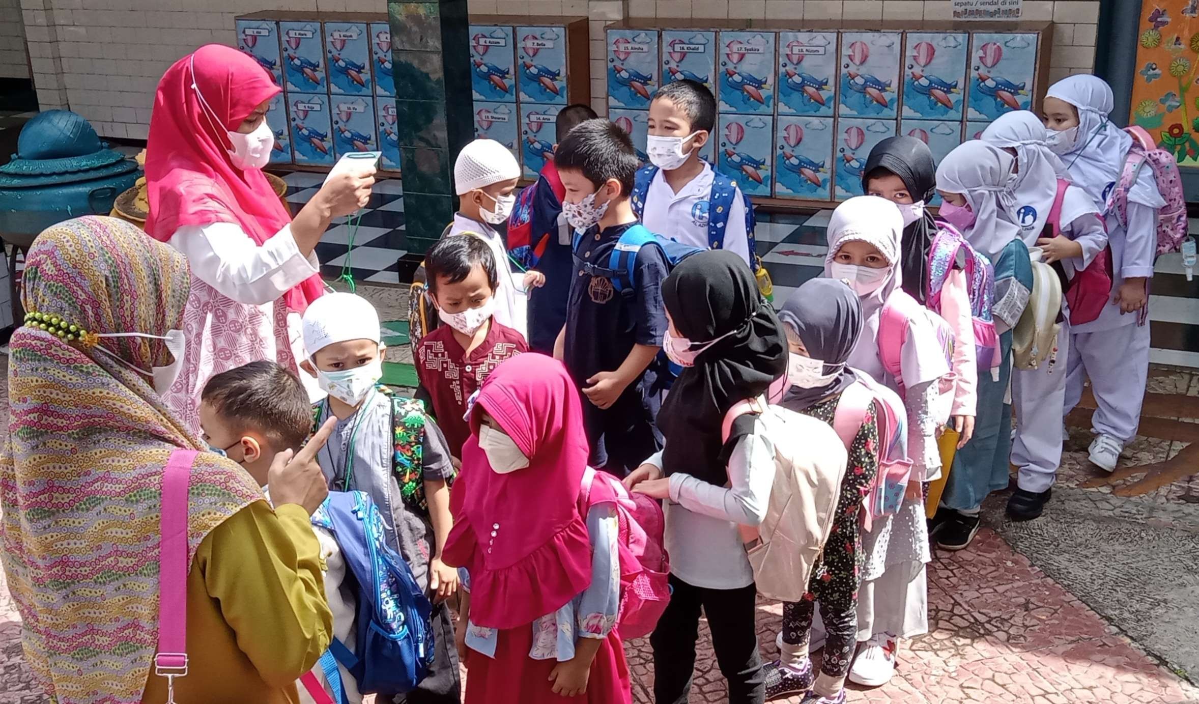 PPKM Level 1 menggairahkan belajar tatap muka dengan guru, saat yang ditunggu-tunggu anak didik. (Foto: Asmanu Sudarso/Ngopibareng.id)