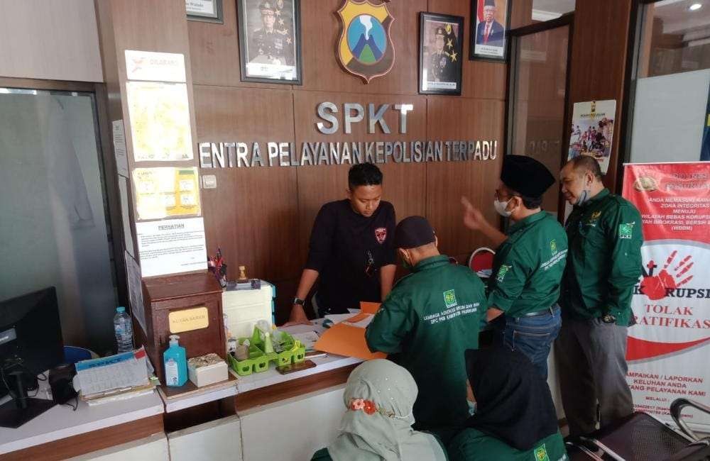 Pelaporan pencemaran nama baik Bupati Pasuruan di SPKT Polres Pasuruan. Kuasa hukum Bupati Pasuruan melaporkan satu akun Facebook yang diduga melakukan pencemaran nama baik. (Foto: Istimewa)