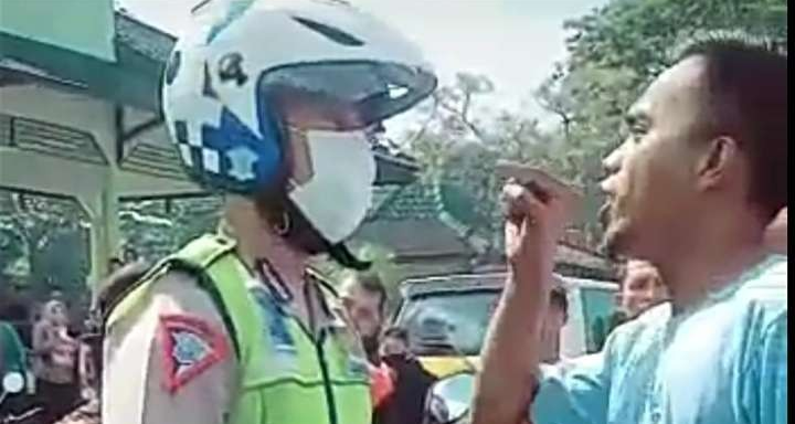 Sopir pickup angkut hewan ternak sapi di Bondowoso menolak ditilang dengan memaki dan menunjuk-nunjuk polisi. (Foto: Tangkapan layar)