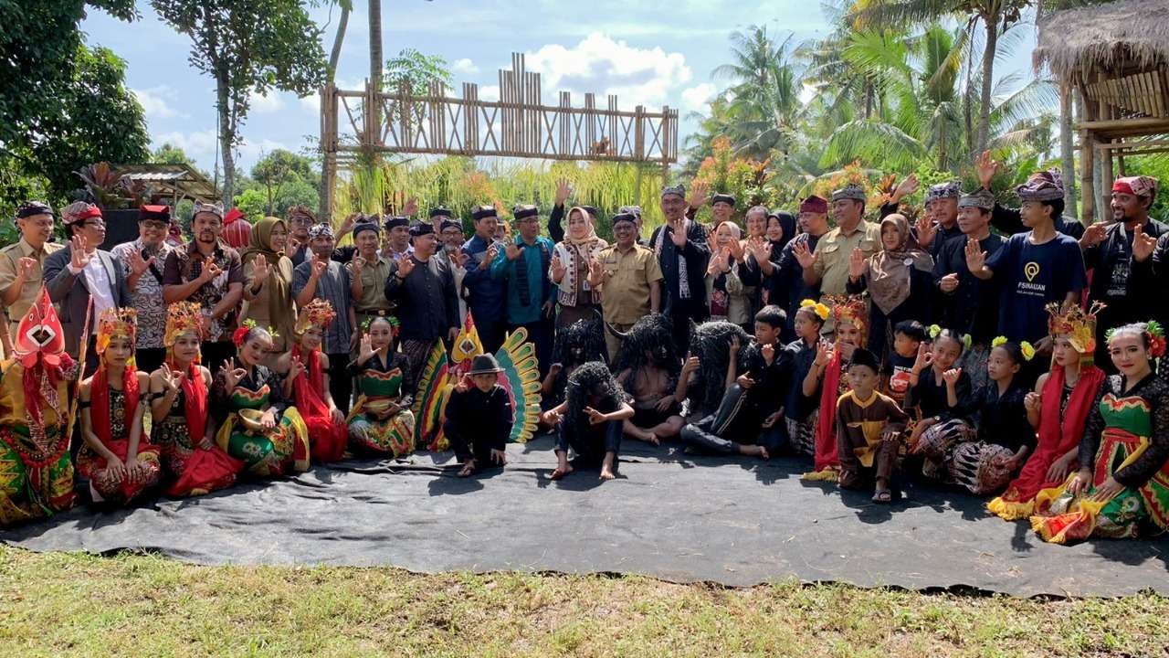 Para perwakilan dan peserta yang hadi dalam kegiatan Penguatan lembaga adat (foto:istimewa)