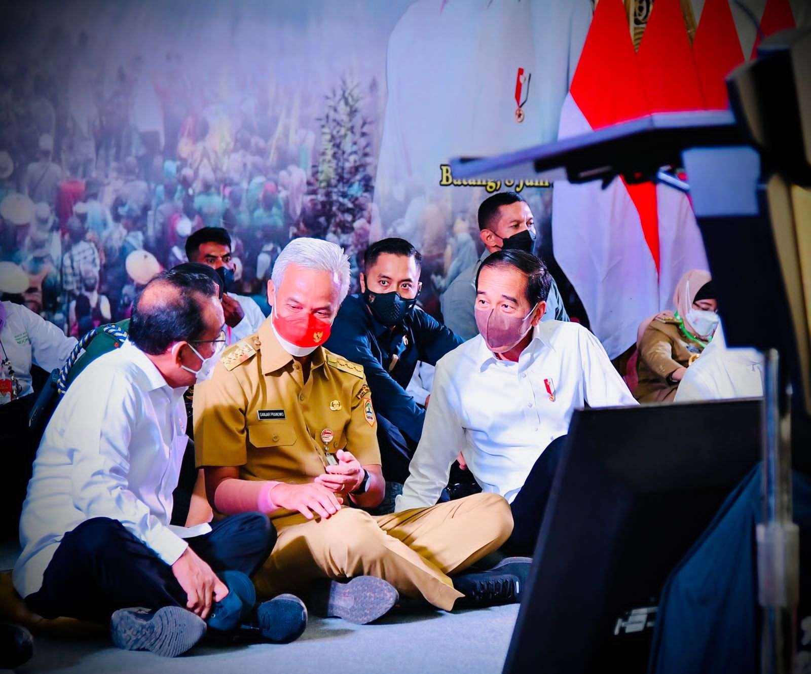 Presiden Jokowi dan Gubernur Ganjar Pranowo syukuran bareng ribuan petani perhutanan sosial di Kabupaten Batang. (Foto: Istimewa)