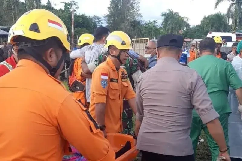 Evakuasi para penumpang helikopter yang jatuh di Mimika. (Foto: Ant)