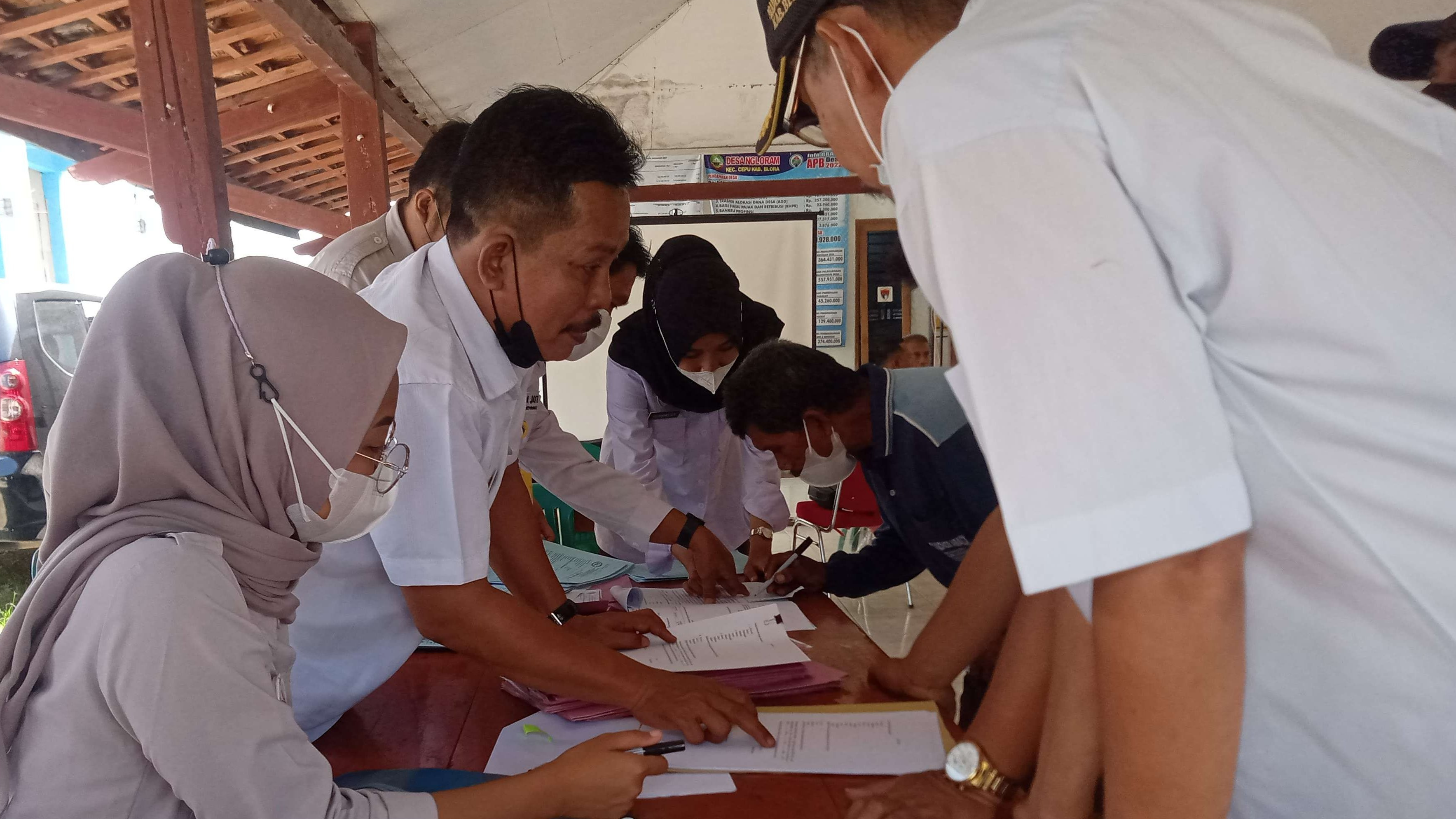 Warga dimintai tanda tangan persetujuan hasil pengukuran peta bidang yang dilakukan oleh Kantor BPN Blora. (Foto: Ahmad Sampurno / Ngopibareng.id)