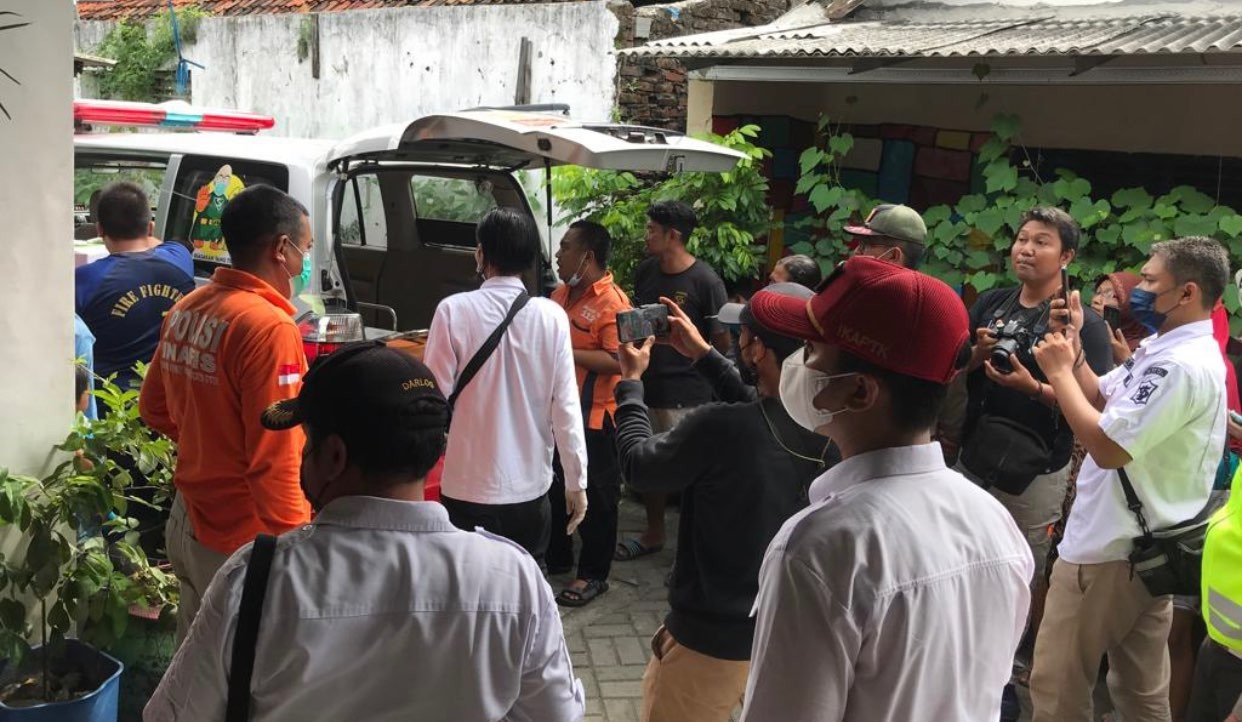 Proses evakuasi jenazah bayi yang ditemukan tewas di Sungai Jalan Jemur Ngawinan (Foto: Istimewa)