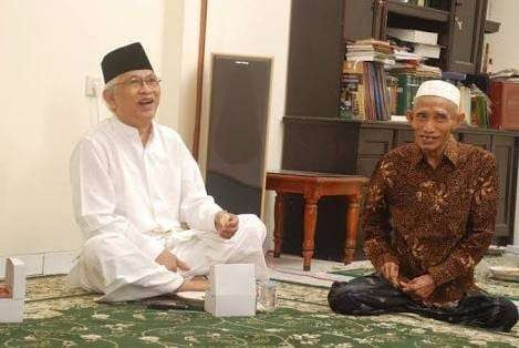 KH Muhammad Ahmad Sahal Mahfudh (almaghfurlah) dan KH A Mustofa Bisri. (Foto: Istimewa)