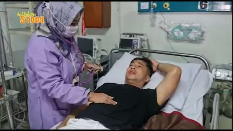 Irfan Hakim dirawat di rumah sakit usai makan kripik pedas. (Foto: Youtube deHakims Story)