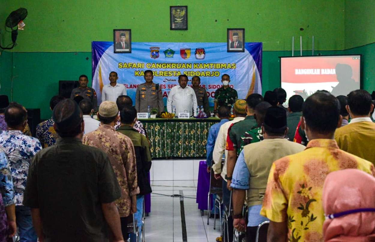 Kunjungan Kapolresta Sidoarjo di Balai Desa Suwaluh. (Foto: Aini Arifin/Ngopibareng.id)