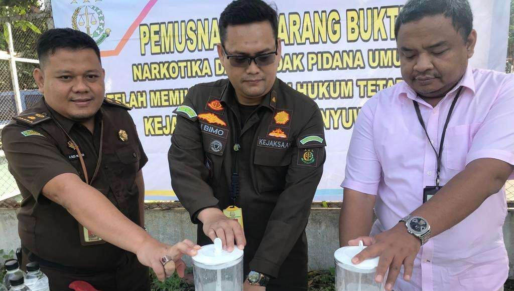 Barang bukti pil trex dan sabu sabu dimusnahkan dengan cara diblender. Kejari Banyuwangi musnahkan sabu, pil Trex serta minuman keras. (Foto: Istimewa)