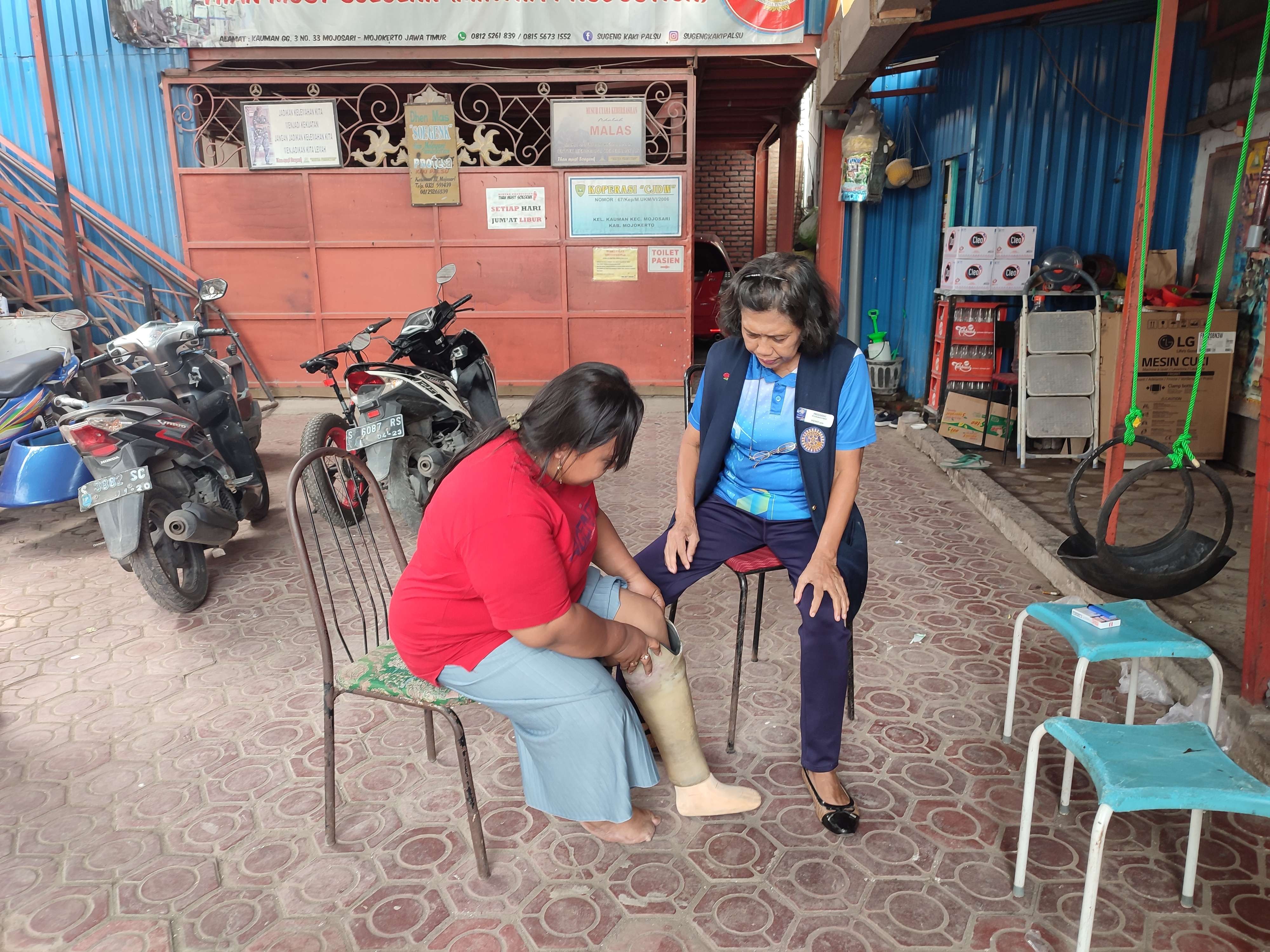 Penyandang disabilitas dapat bantuan kaki palsu dari Rotary Club Surabaya Timur. (Foto: Deni Lukmantara/Ngopibareng.id)