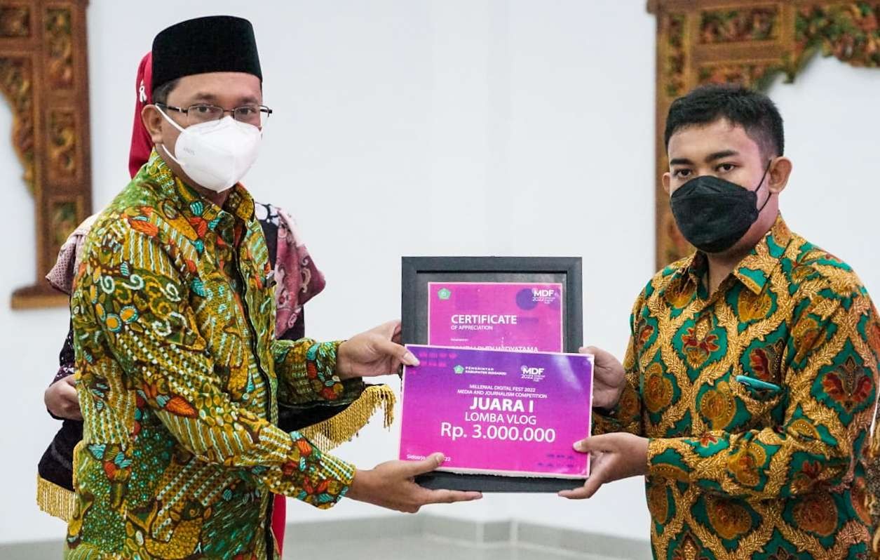 Bupati Sidoarjo serahkan penghargaan pemenang lomba vlog. (Foto: Istimewa)