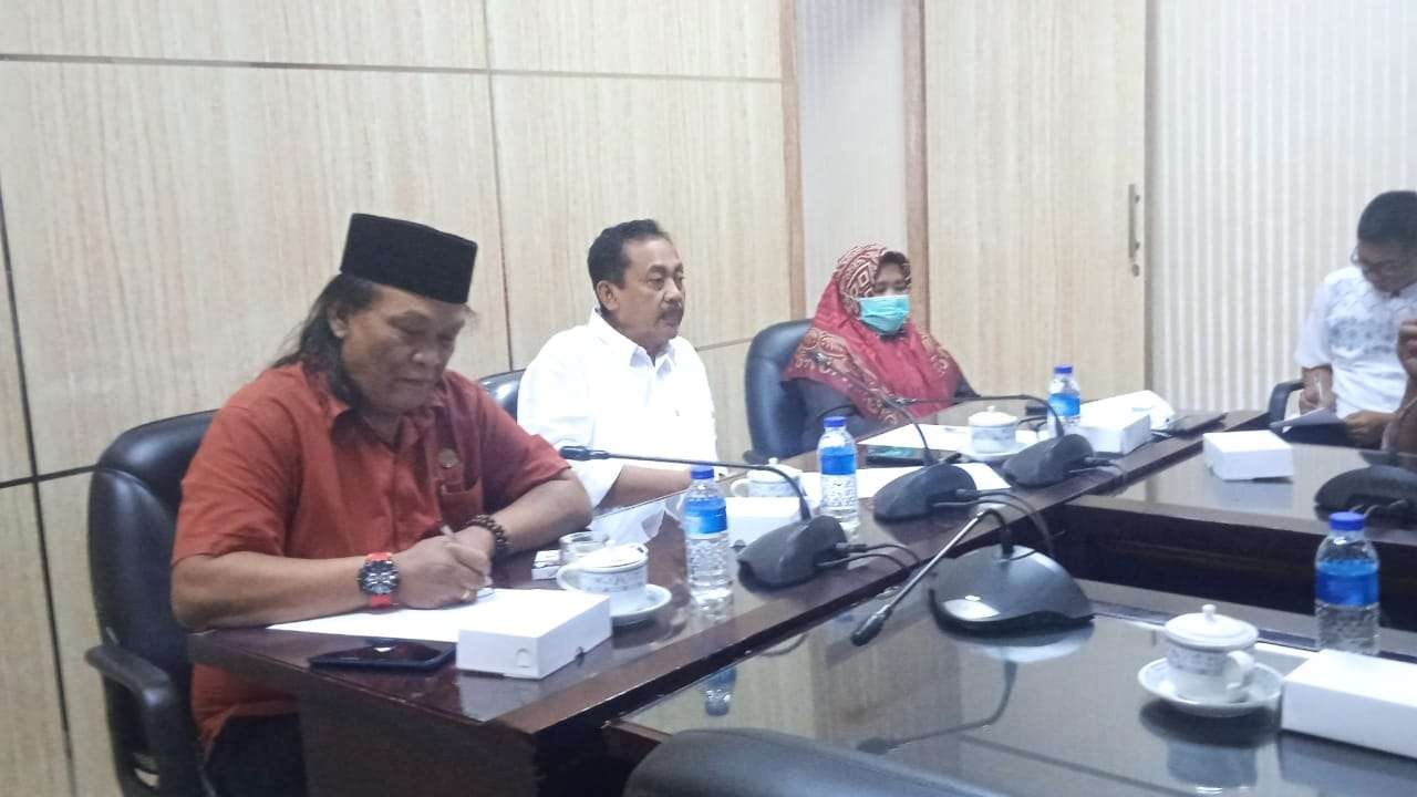 Warga Desa Sidorejo melakukan rapat dengar pendapat bersama Komisi C DPRD Jember dan Bapenda (Foto: Rusdi/Ngopibareng.id)