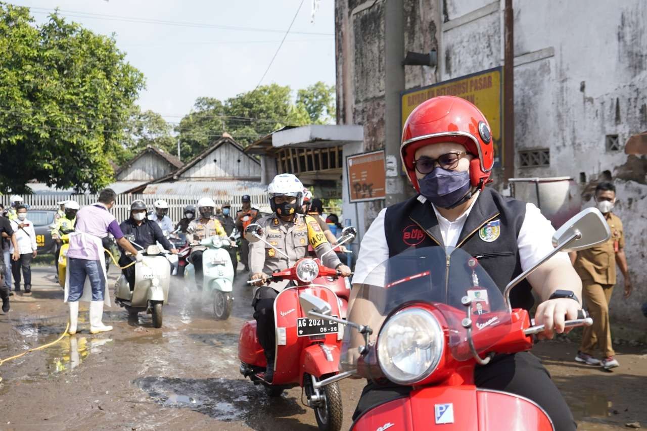 Bupati Kediri Hanindhito Himawan Pramana, punya hobi yang tidak banyak diketahui orang, hobi mengendarai vespa. (Foto: Istimewa)