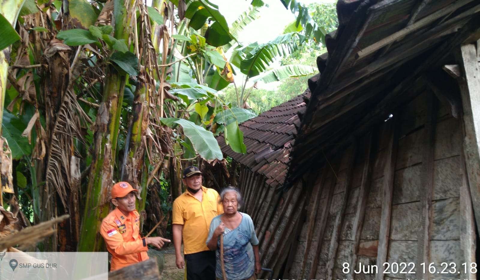 BPBD Kabupaten Tuban saat berada di lokasi rumah warga yang nyaris roboh (Dok. BPBD Tuban)