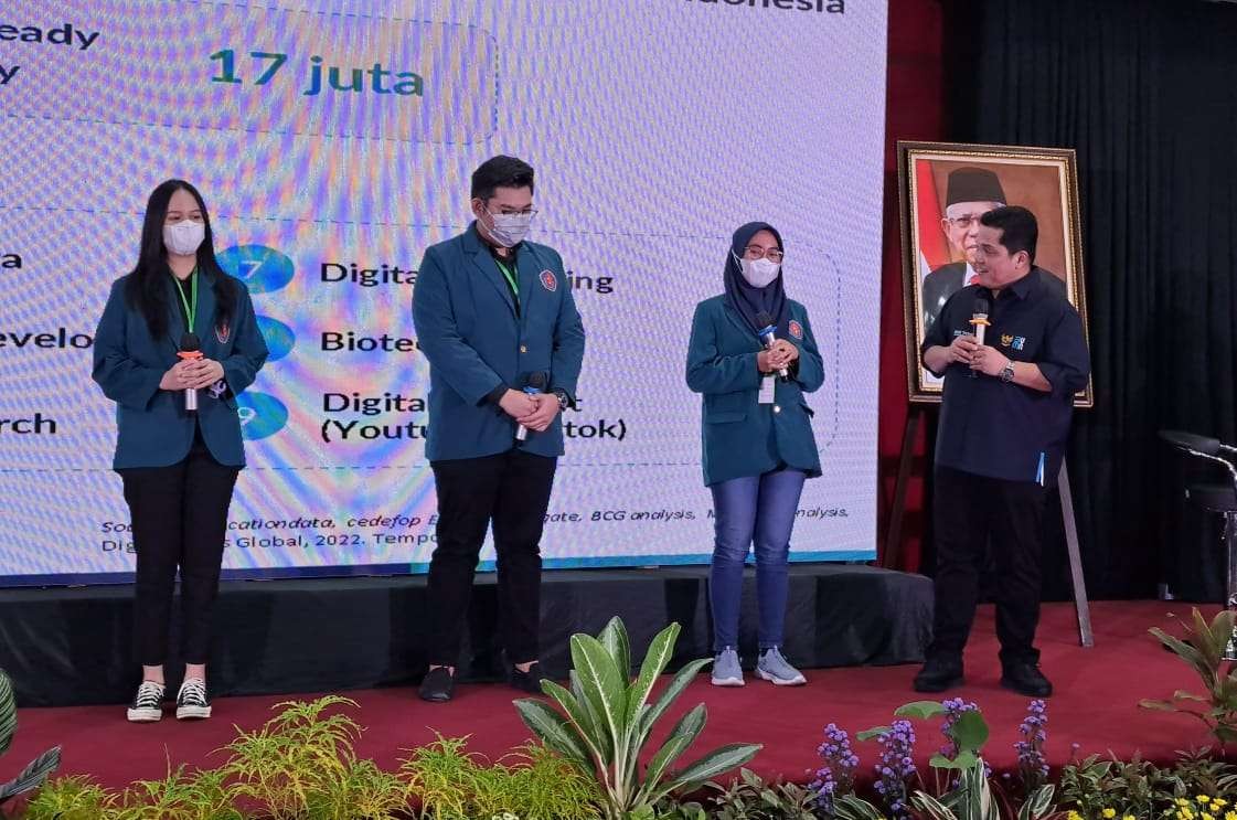 Menteri BUMN, Erick Thohir saat hadir di Ubaya untuk memaparkan seminar mengenai Indonesia ke depannya. (Foto: Pita Sari/Ngopibareng.id)