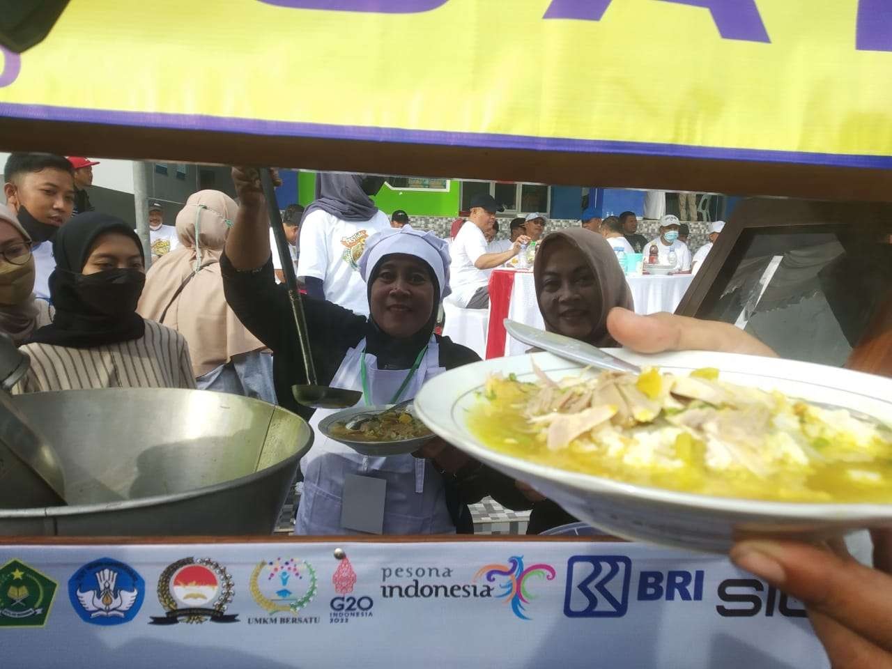 Suasana Festival Soto Lamongan, tradisi tahunan yang digelar dalam rangka Hari Jadi Lamongan, Jawa Timur. (Foto: Imron Rosidi/Ngopibareng.id)