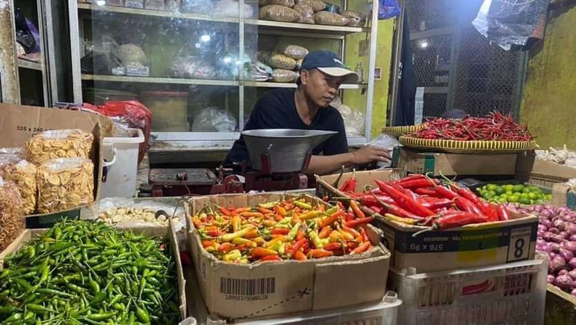 Salah satu pedagang cabai di Pasar Besar Kota Malang. (Foto: Lalu Theo/Ngopibareng.id)