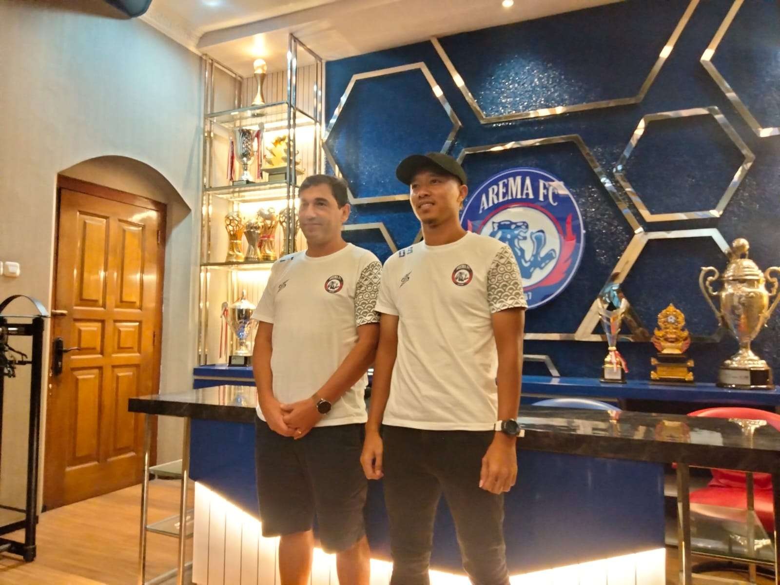 Pelatih kepala Arema FC, Eduardo Almeida. (kiri) dan pemain Arema FC, Dendi Santoso (kanan) saat sesi konferensi pers di Kantor Arema FC. (Foto: Lalu Theo/Ngopibareng.id)