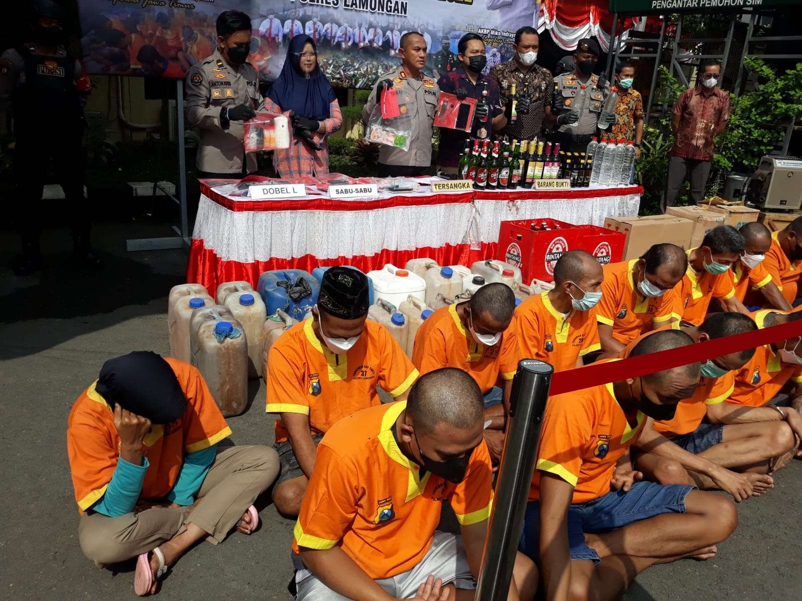 Sejumlah tersangka terjaring dalam operasi pekat Polres Lamongan selama kurang dari dua minggu. (Foto: Imron Rosidi/Ngopibareng.id)