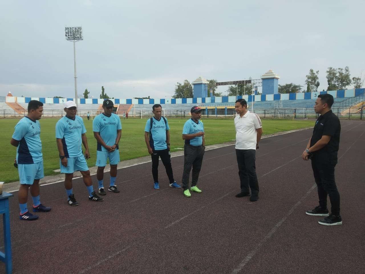 Bupati Lamongan, Yuhrohnur Efendi selaku penasihat Persela Lamongan didampingi Manajer Fariz Julinar M dan Coach Fachri Husaini hadiri latihan perdana. (Foto: Imron Rosidi/ngopibareng.id)