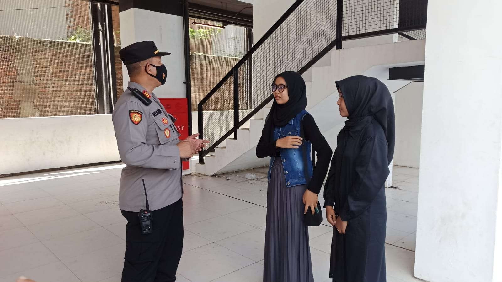 Kapolsek Banyuwangi AKP Kusmin memberi imbauan kepada anak muda yang kebetulan sedang berada di kawasan Terminal Pariwisata Terpadu Banyuwangi. (Foto: Muh Hujaini/Ngopibareng.id)