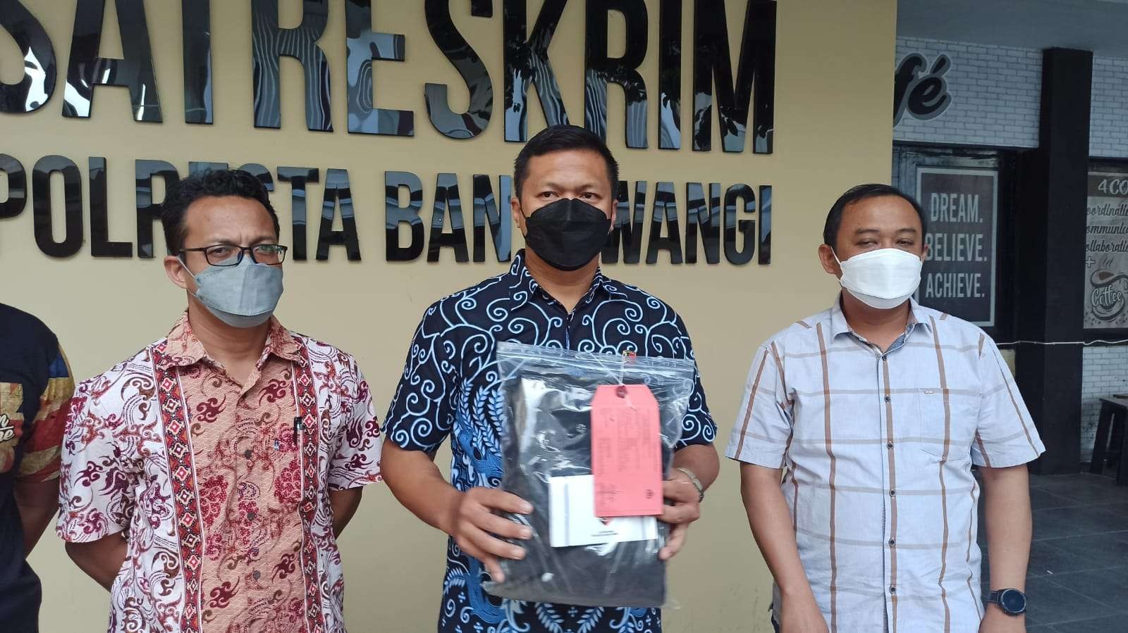 Kasat Reskrim Polresta Banyuwangi Kompol Agus Sobarnapraja (tengah) menunjukkan barang bukti yang diamankan. (Foto: Muh Hujaini/Ngopibareng.id)