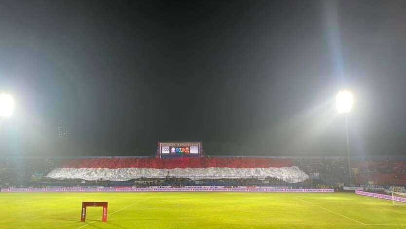 Aksi pembentangan bendera merah putih oleh Aremania di Stadion Kanjuruhan, Kabupaten Malang (Foto: Lalu Theo/ngopibareng.id)