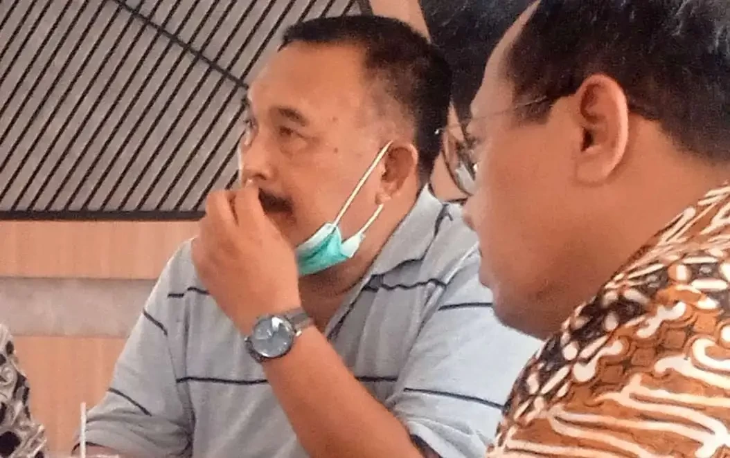 Wakil Ketua II KONI Bondowoso, Harimas terus memotivasi atlet untuk meraih medali di Porprov Jatim VII 2022.(Foto: Guido Saphan/Ngopibareng.id)