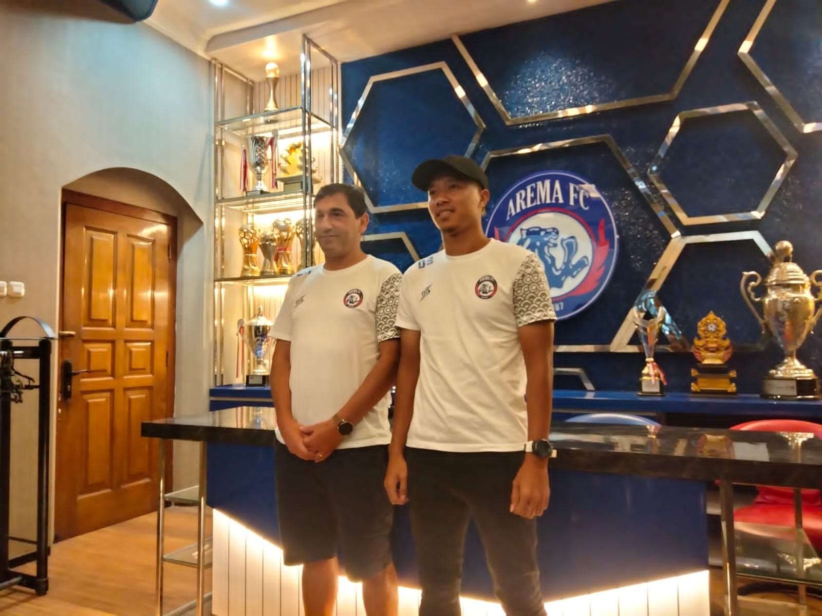 Pelatih kepala Arema FC, Eduardo Almeida (kiri) dan pemain Arema FC, Dendi Santoso (kanan) saat sesi konferensi pers. (Foto: Lalu Theo/Ngopibareng.id)