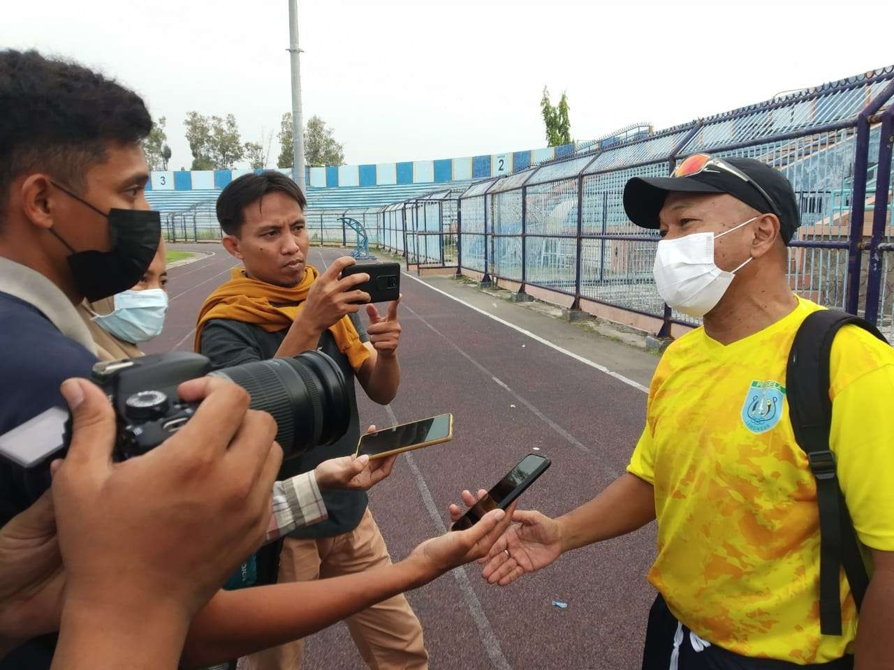 Pelatih Kepala Fachri Husaini saat diwawancarai wartawan usai pimpin latihan. (Foto: Imron Rosidi/Ngopibareng.id)