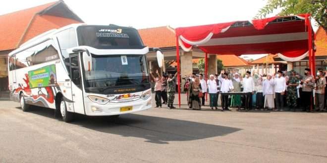 Wakil Walikota Pasuruan berangkatkan 132 calon haji ke tanah suci. (Foto: Dokumen Kominfo Kota Pasuruan)