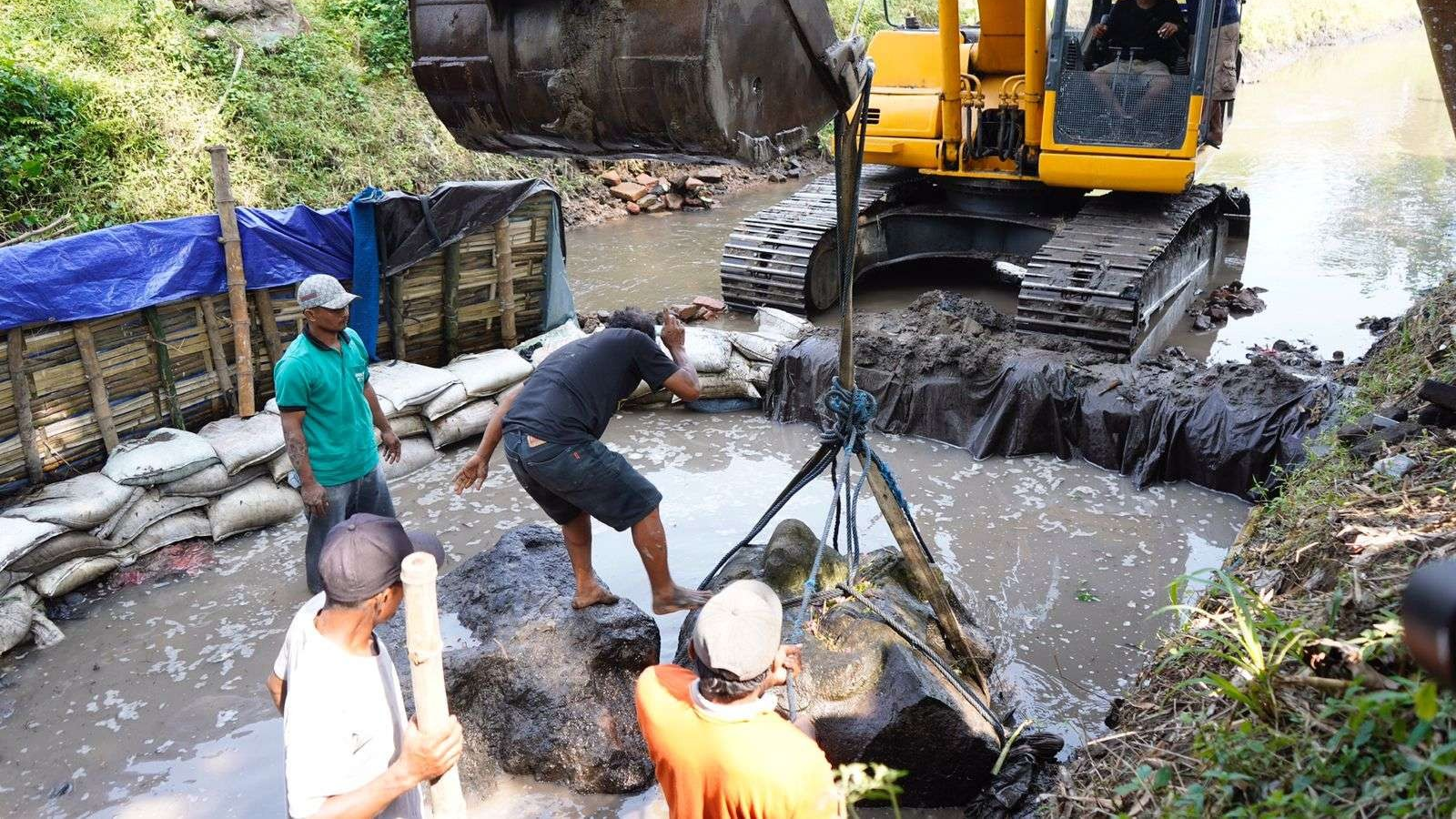 Pengangkatan Arca Pentul di Desa Nambaan Kecamatan Ngasem, Kediri. Diangkatnya Arca Pentul ini diharapkan bisa menjadikan Desa Nambaan jadi desa wisata. (Foto: Istimewa)