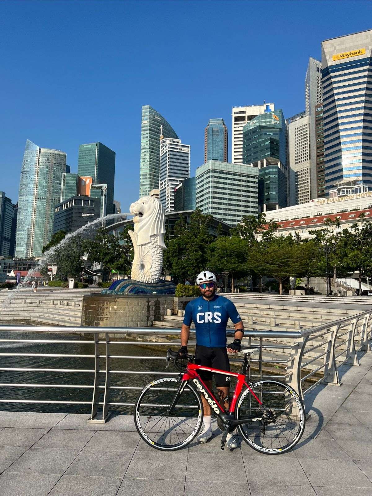 dr Raditya Bambie, SpOT berfoto dengan latar belakang Merlion ikon Singapura. (Foto: Istimewa)