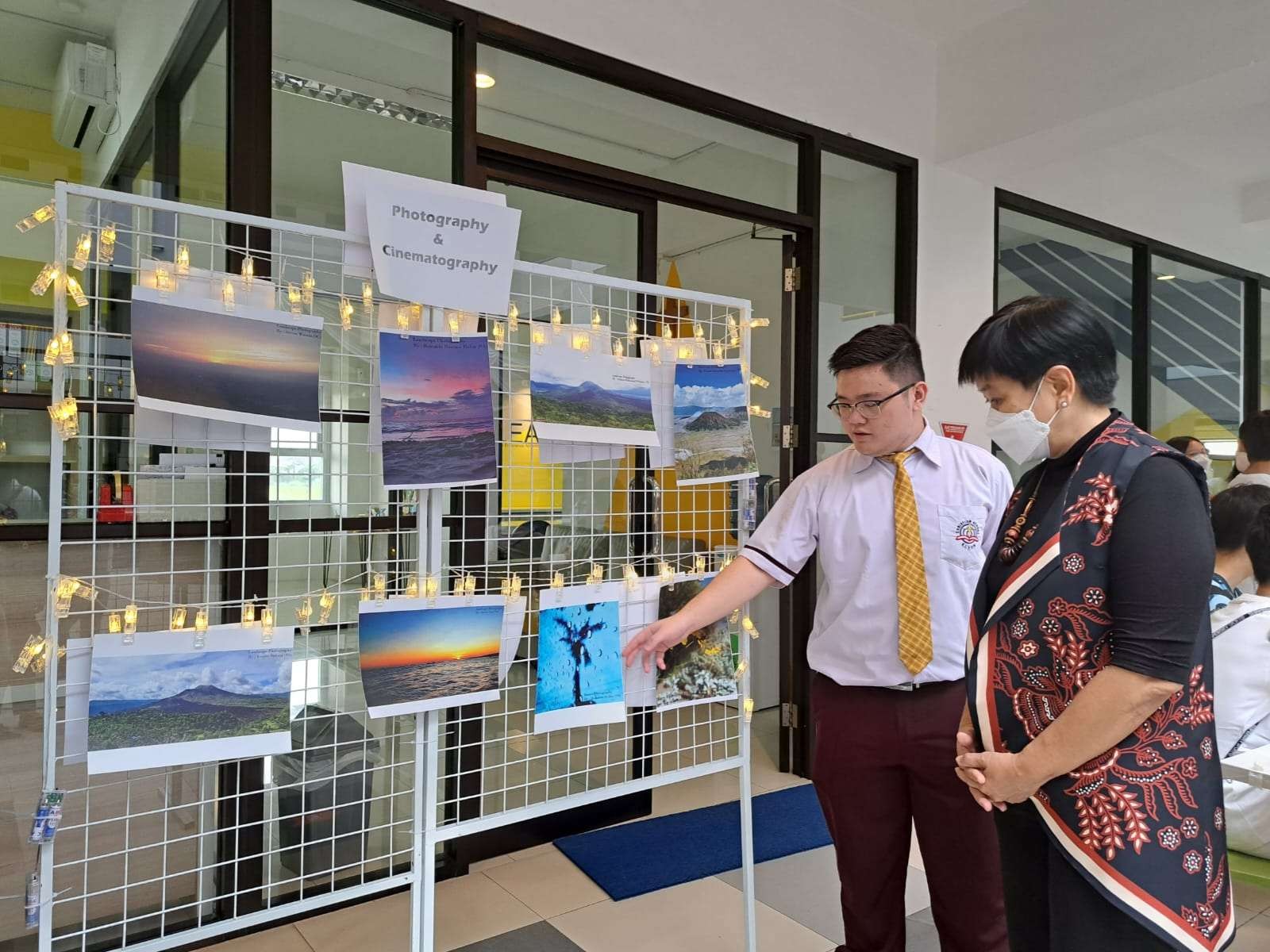 Salah satu siswa Elyon Christian School (ECS) saat menunjukkan hasil fotografinya dalam program intrakurikuler. (Foto: Pita Sari/Ngopibareng.id)