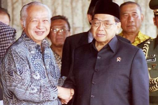 Presiden Abdurrahman Wahid dan Pak Harto. (Foto: Istimewa)