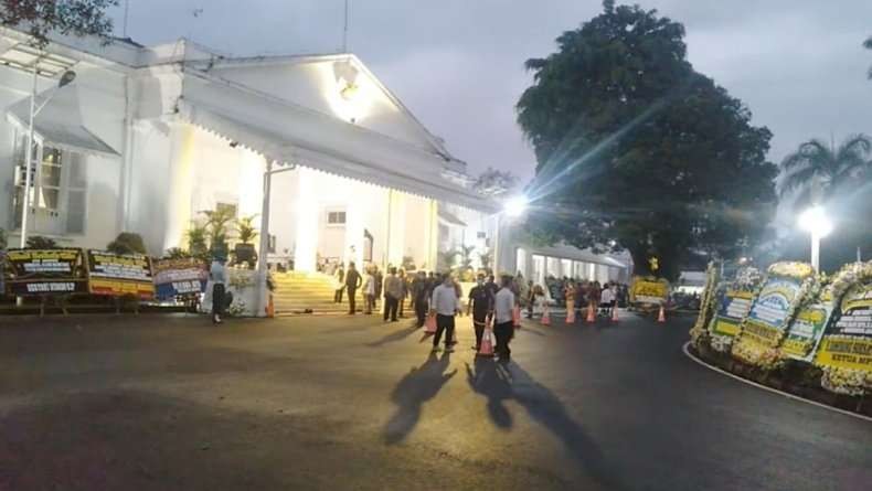 Gedung Pakuan menyambut kedatangan jenazah Emmeril Kahn Mumtadz. (Foto: Ant)