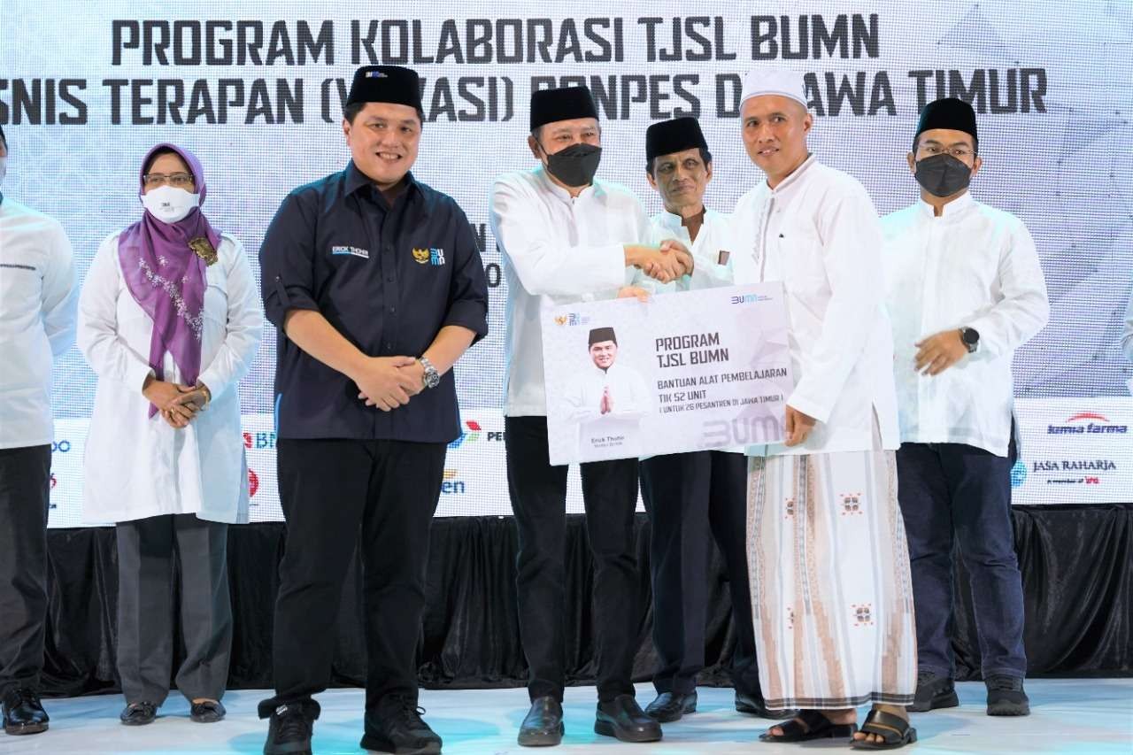 Direktur SDM dan Umum SIG, Agung Wiharto (ketiga dari kiri) didampingi Menteri BUMN, Erick Thohir (kedua dari kiri) di Pondok Pesantren (Ponpes) Qomaruddin, Kecamatan Bungah, Gresik, Jawa Timur. (Foto: Istimewa)