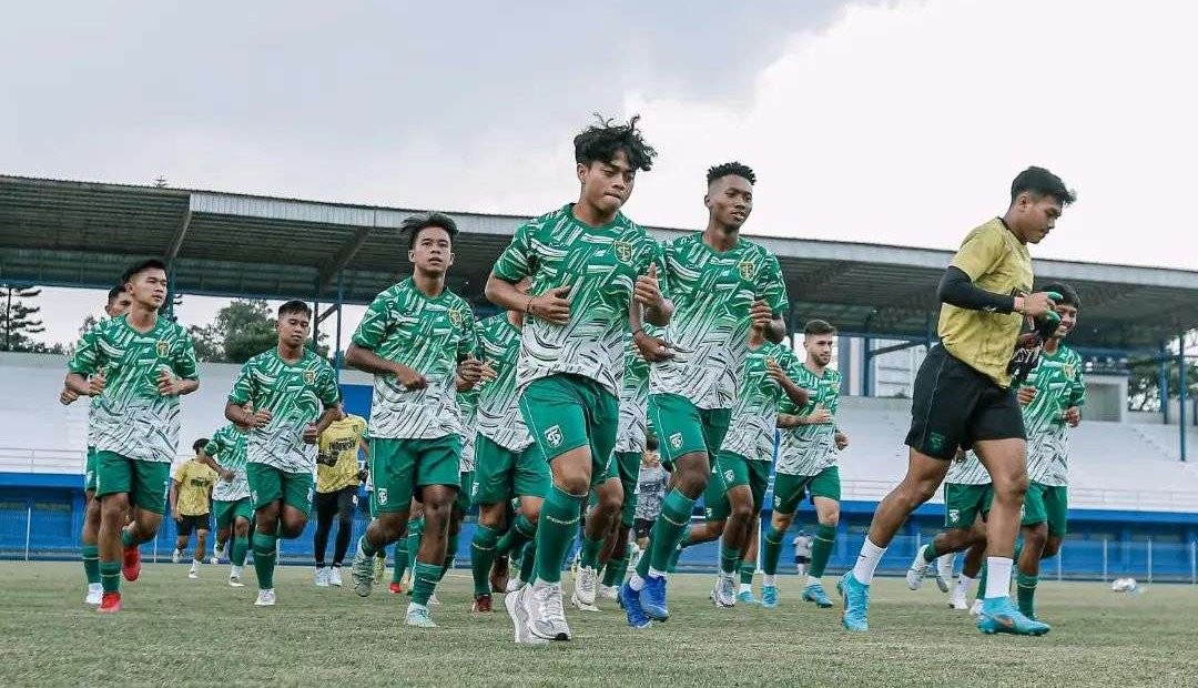 skuat Persebaya saat menjalani latihan. (Foto: Instagram/@officialpersebaya)