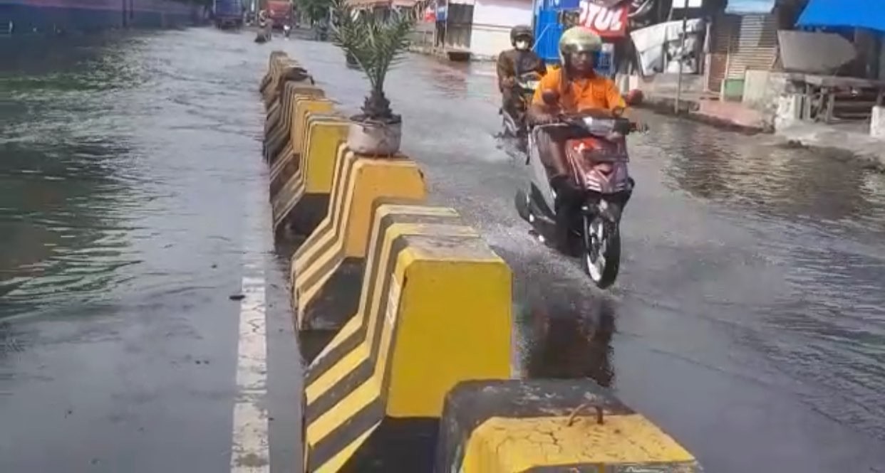 Banjir rob yang melanda pesisir Surabaya. (Foto: Istimewa)